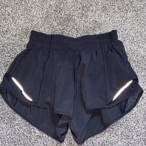 lululemon hotty hot shorts 2.5”